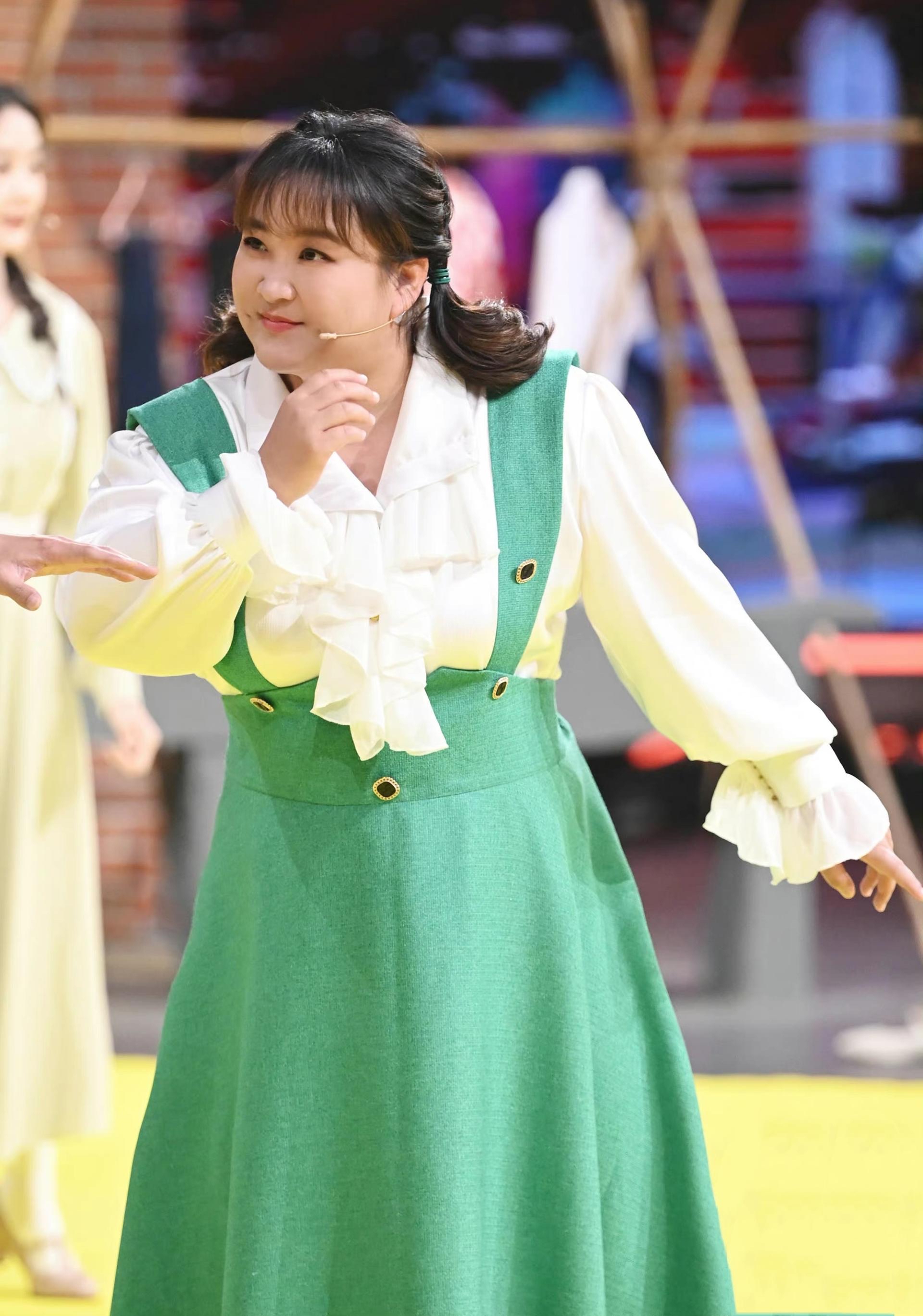 微胖也有自己的穿搭秘诀,学学贾玲,四个必备穿搭公式需记住!