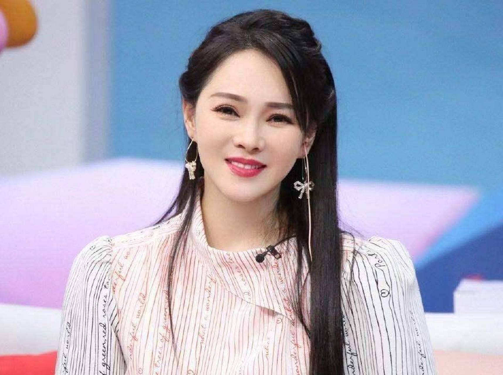 伊能静与继父妈妈和四个姐姐.伊能静原名吴静怡.