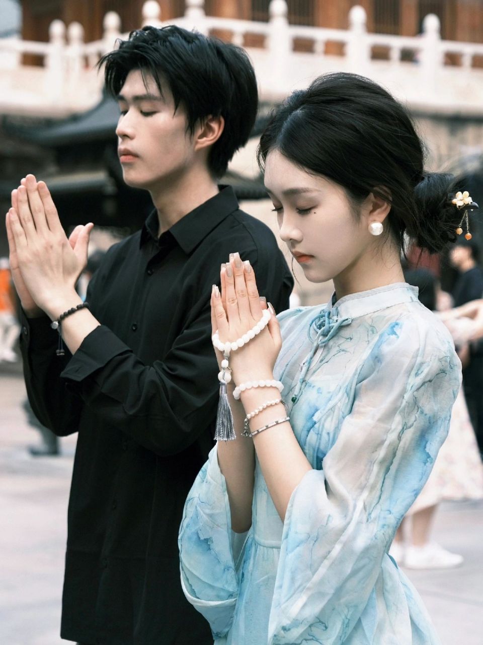 老人说:缘浅的两个人不能一起拜佛