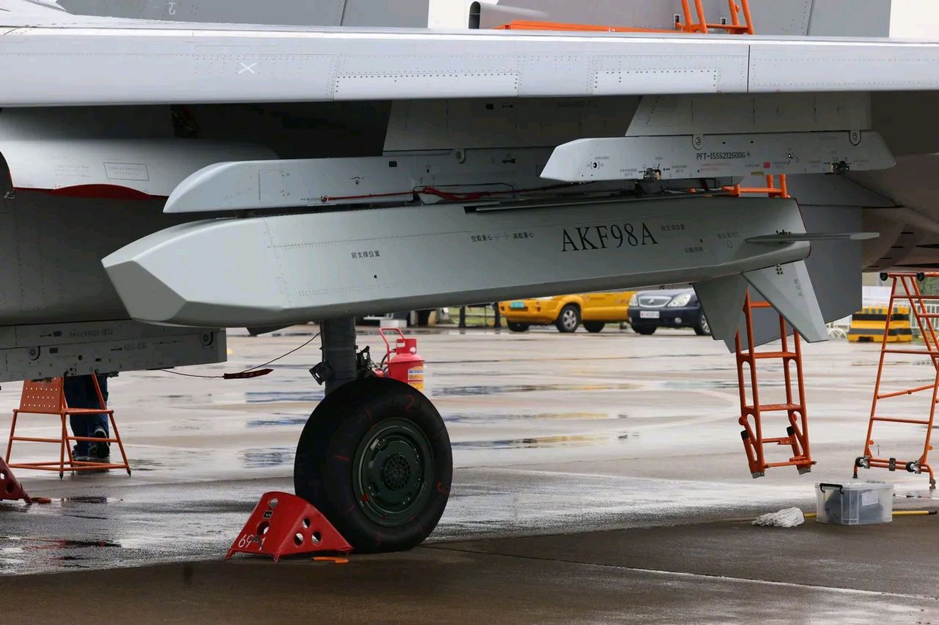 我军战机开始挂载akf98a空射隐身巡航导弹了.