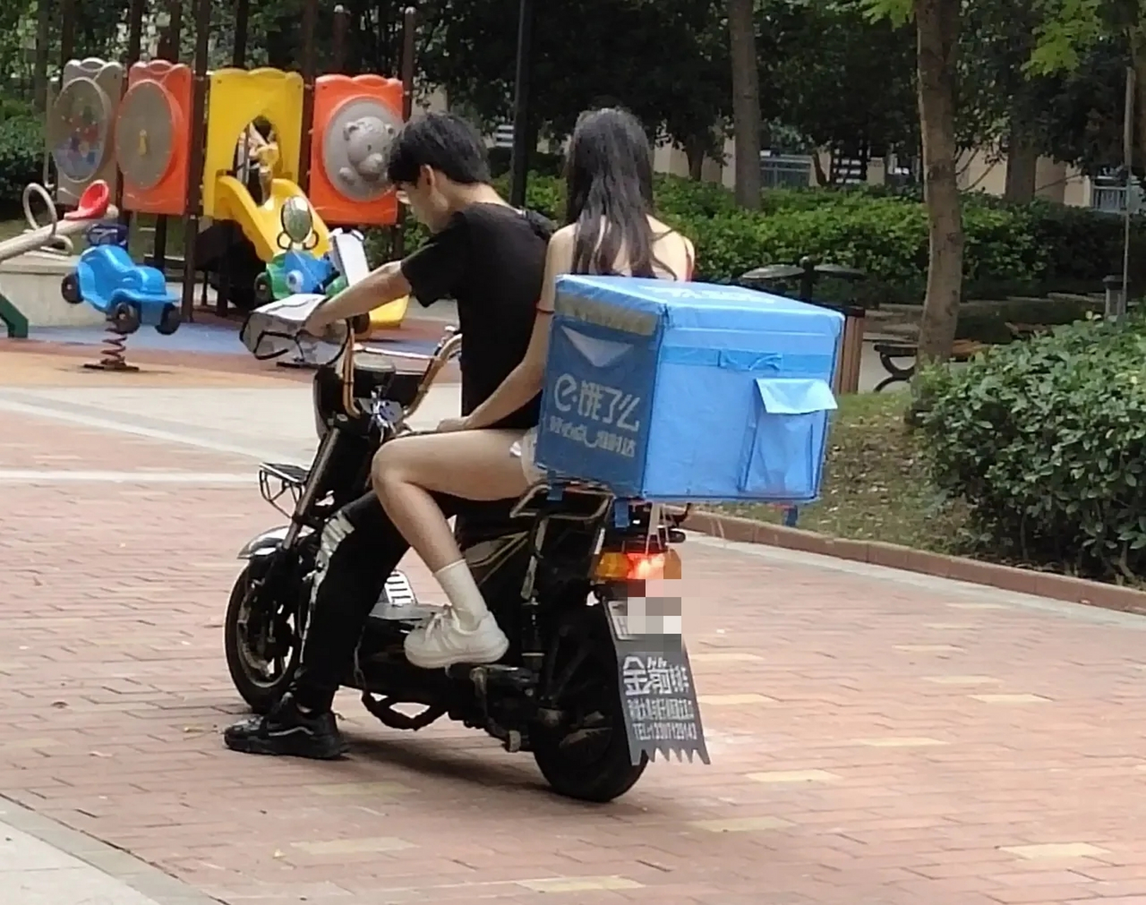 带着女友送外卖,这是2023年这个夏天令人心酸的一幕.