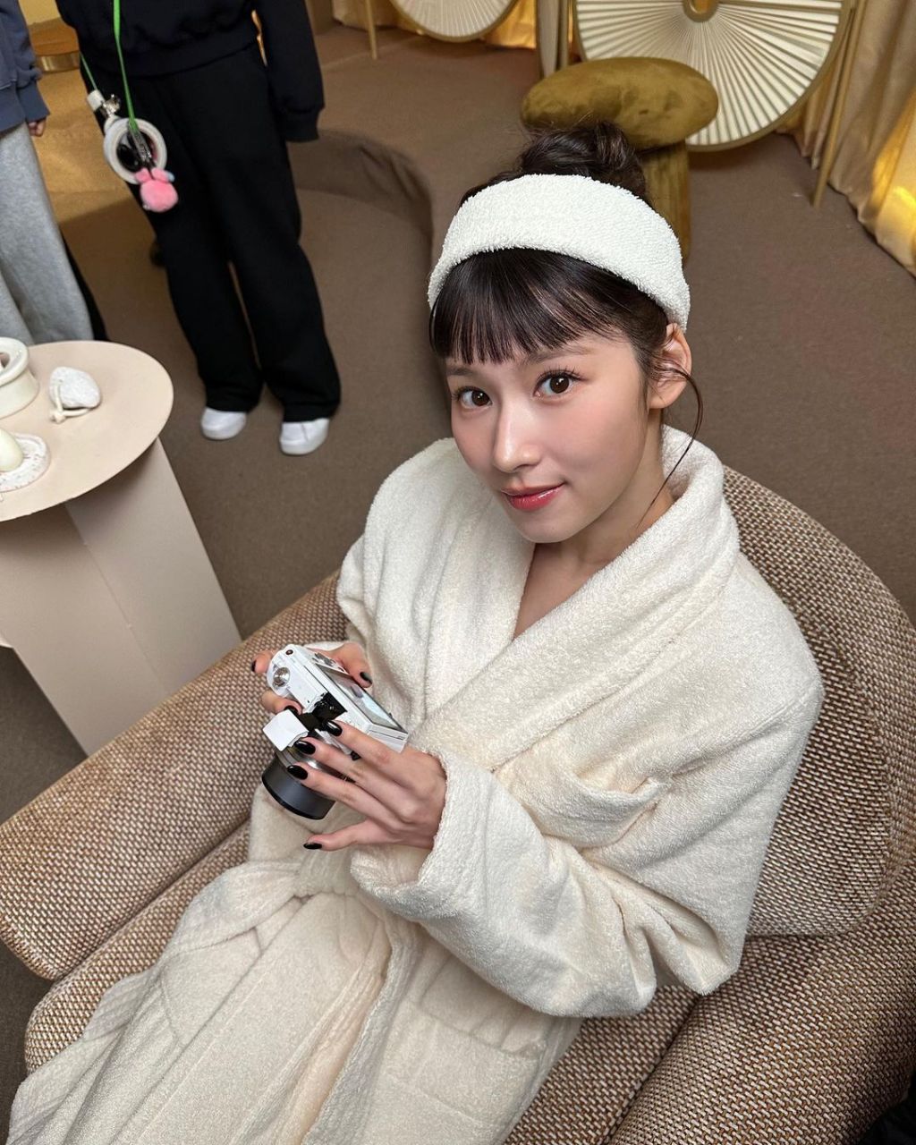 twice凑崎纱夏最新po照. 她身穿浴袍,扮可爱. 搞怪自拍了很多张.