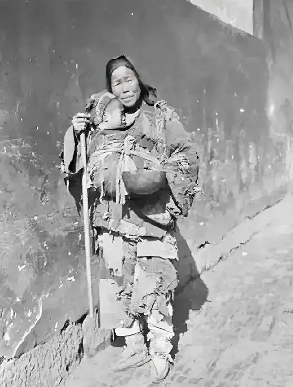 故事发生在1949年的冬天,一个衣衫褴褛的女乞丐朱引梅来到平江县委