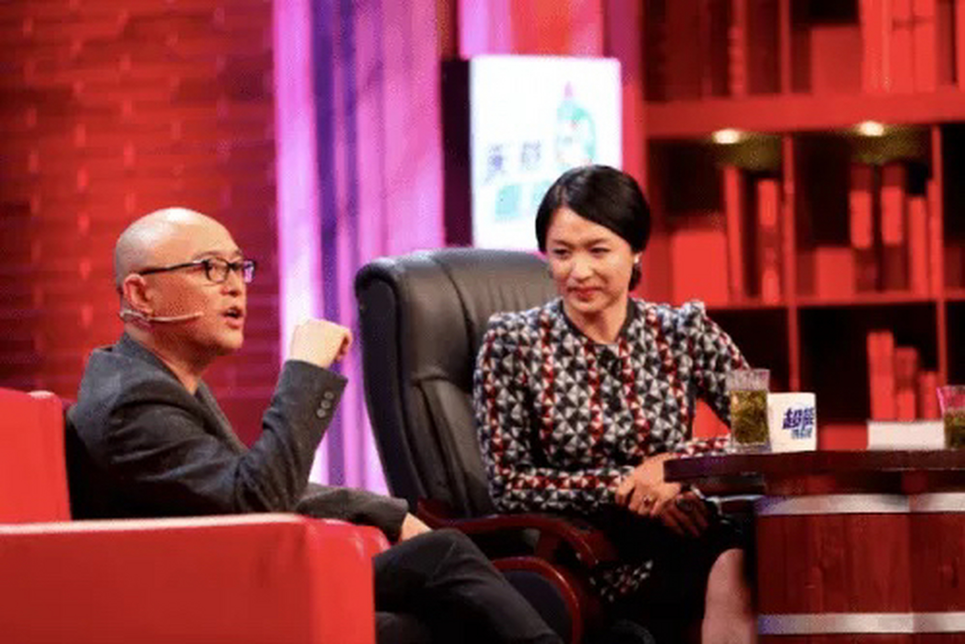 一天夜里,孟非醒来发现妻子李雪正在偷偷翻他手机,于是假装睡着,第二