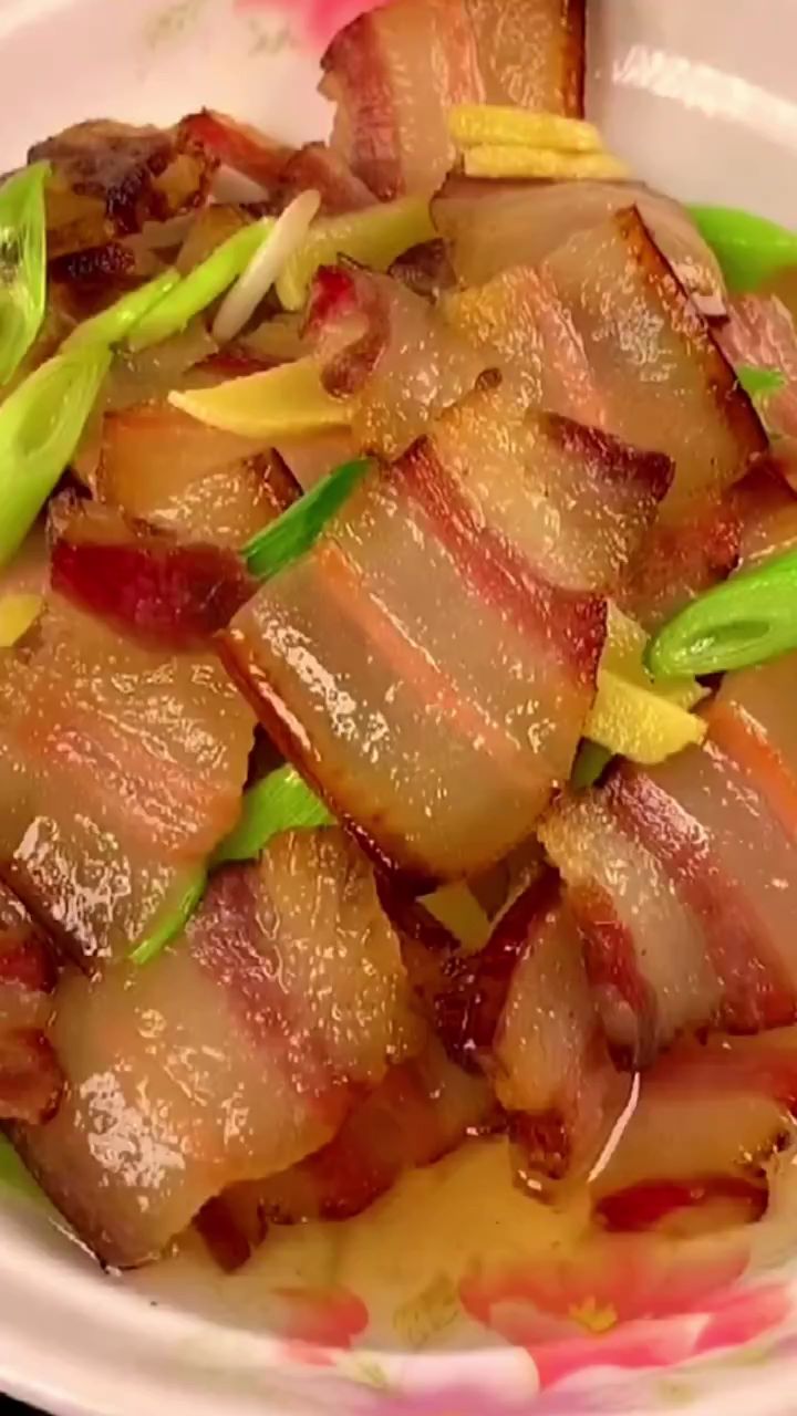 胡萝卜炒五花腊肉.
