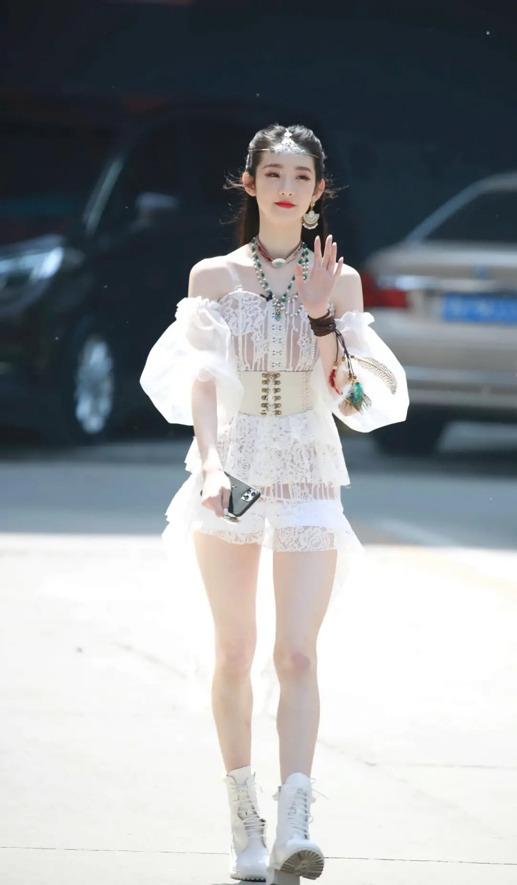 乐享周末分享吧# 张艺凡透视纱裙白嫩身体性感实拍,薄薄一层透明纱若