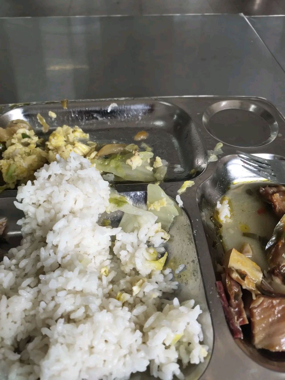 我吃了十几年厂里饭,食堂里的菜品有六十多道菜,今天的菜不会重复