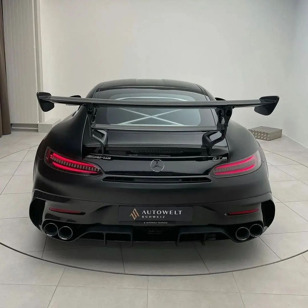 奔驰# amg gtc敞篷跑车,可以说是一个纯粹为塞道而生的跑车,搭载4.