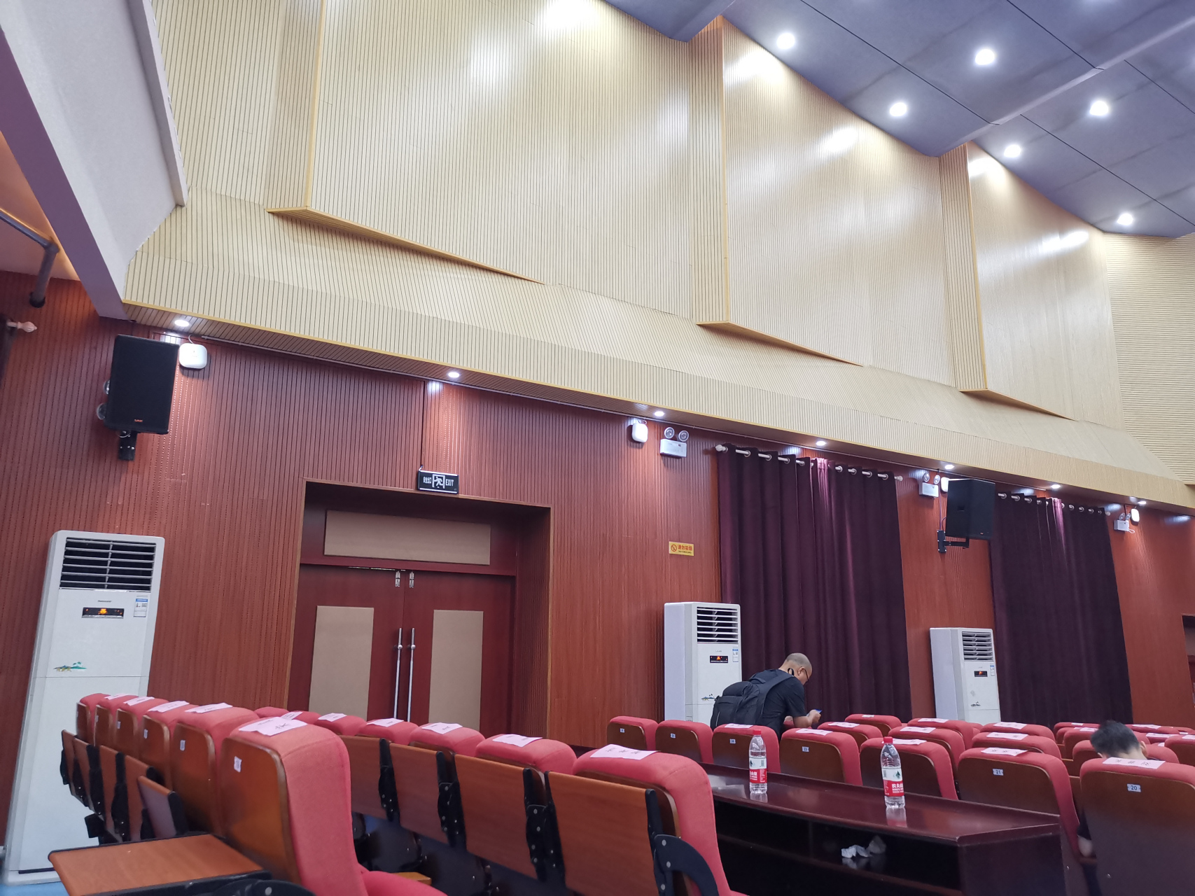 大跨度,大空间的会议室是用柜机还是中央空调方便?