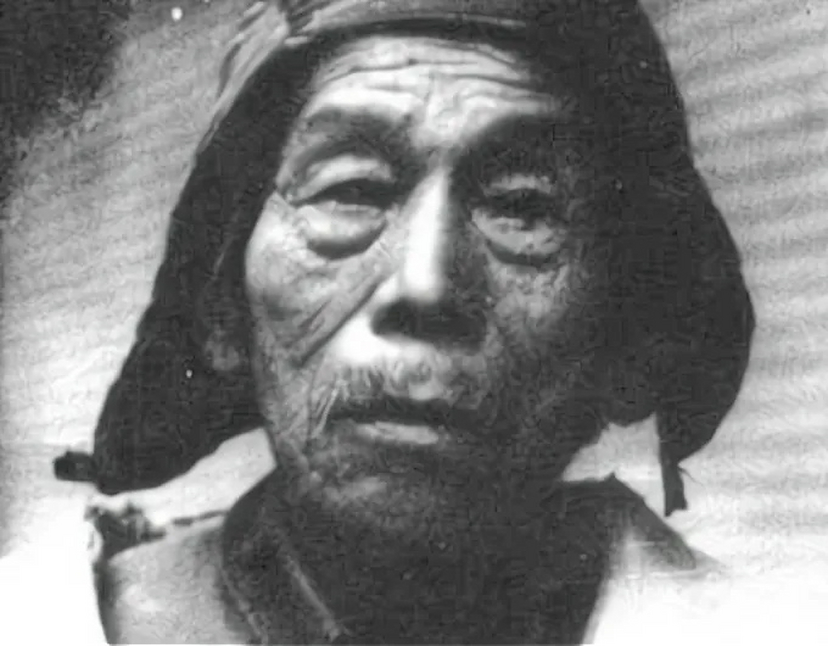 1981年,湖北盲人农民丁兴来在家中称帝,接受近百名道徒的跪拜,并以"