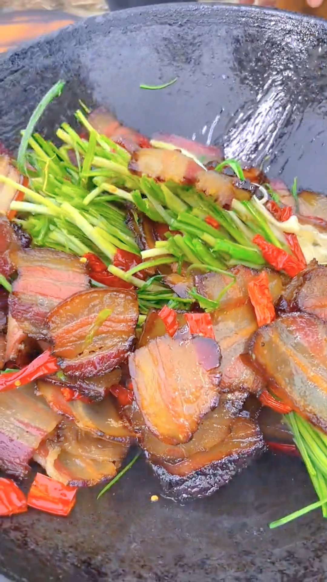 最爱野葱炒腊肉,真的太香了还下饭,一顿能吃好几碗-度小视