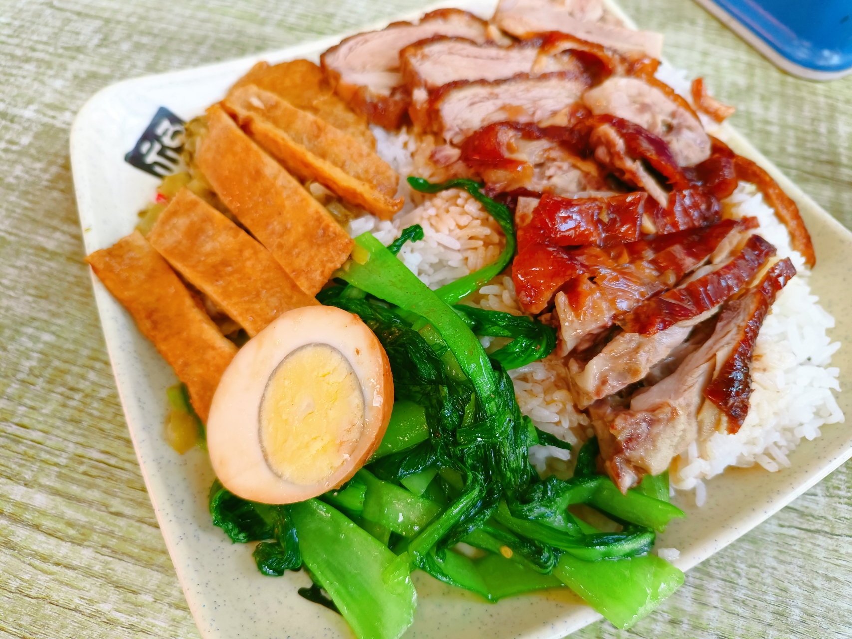 早上儿子就打招呼中午想吃肉,一定要记得买烧鸭饭.