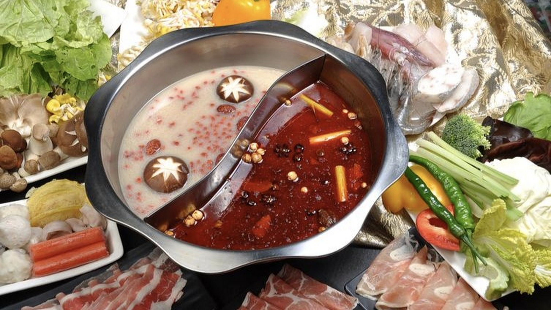 鸳鸯火锅是一种非常受欢迎的火锅,它由两部分组成:一个是辣的红汤底