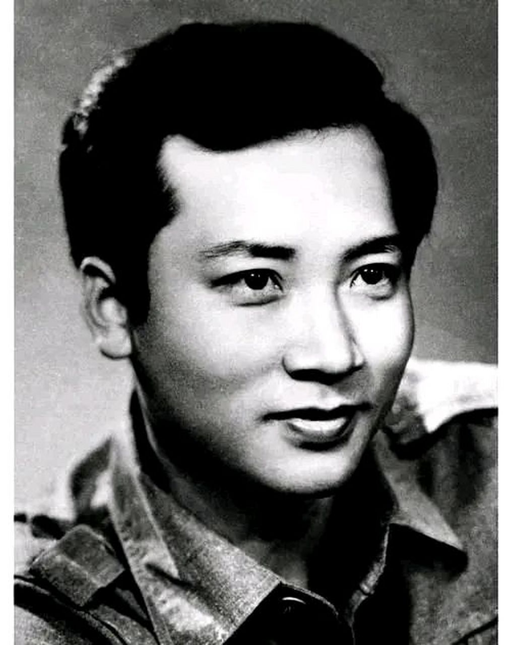 陈丽华对迟重瑞开玩笑说:"你光头的样子很富态,别留头发了.