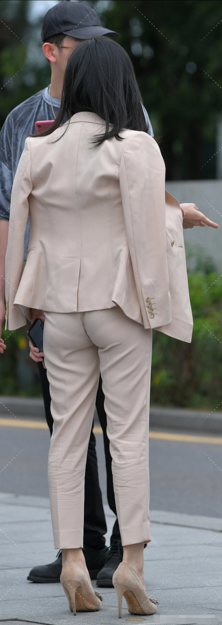 街拍职业装和休闲装对比,你更喜欢哪一种呢?#时尚穿搭