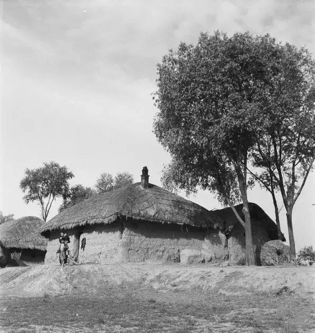 老照片丨老房子  100年前的农村,普通人家的房子大都是这样,泥巴石块