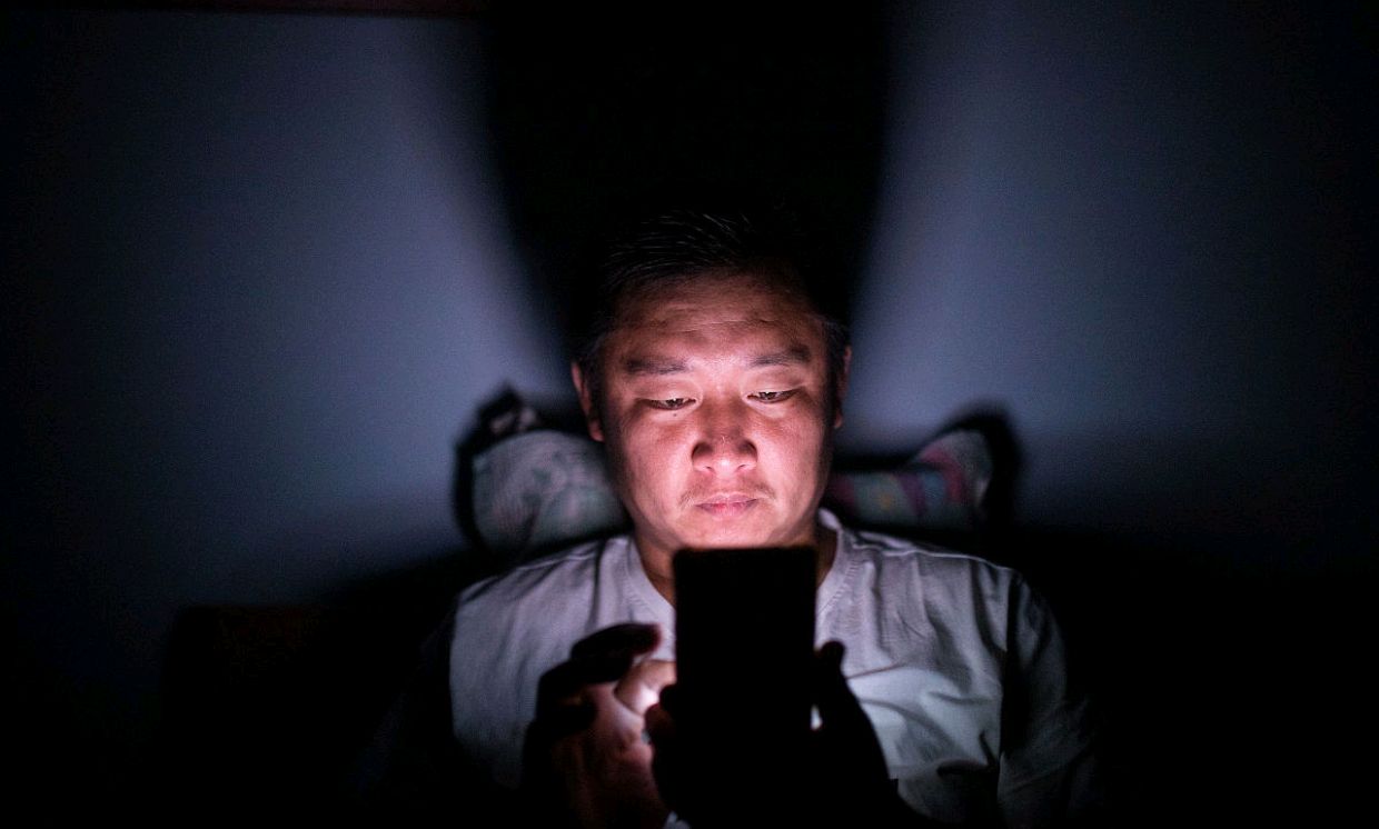 晚上看手机是开灯好?还是关灯好?看完你就知道了