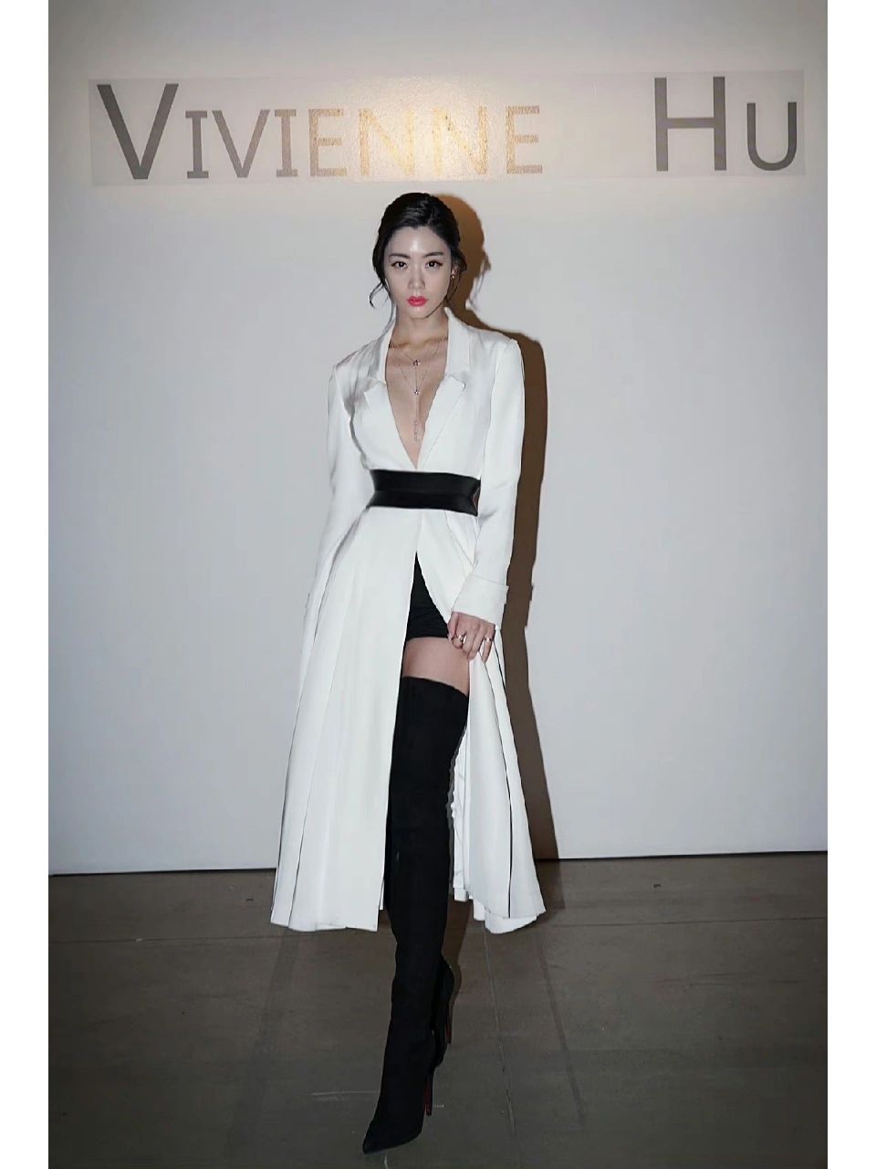 韩星克拉拉可真敢穿,白色v领西服裙尽显好身材,飒爽不失女人味,魅力