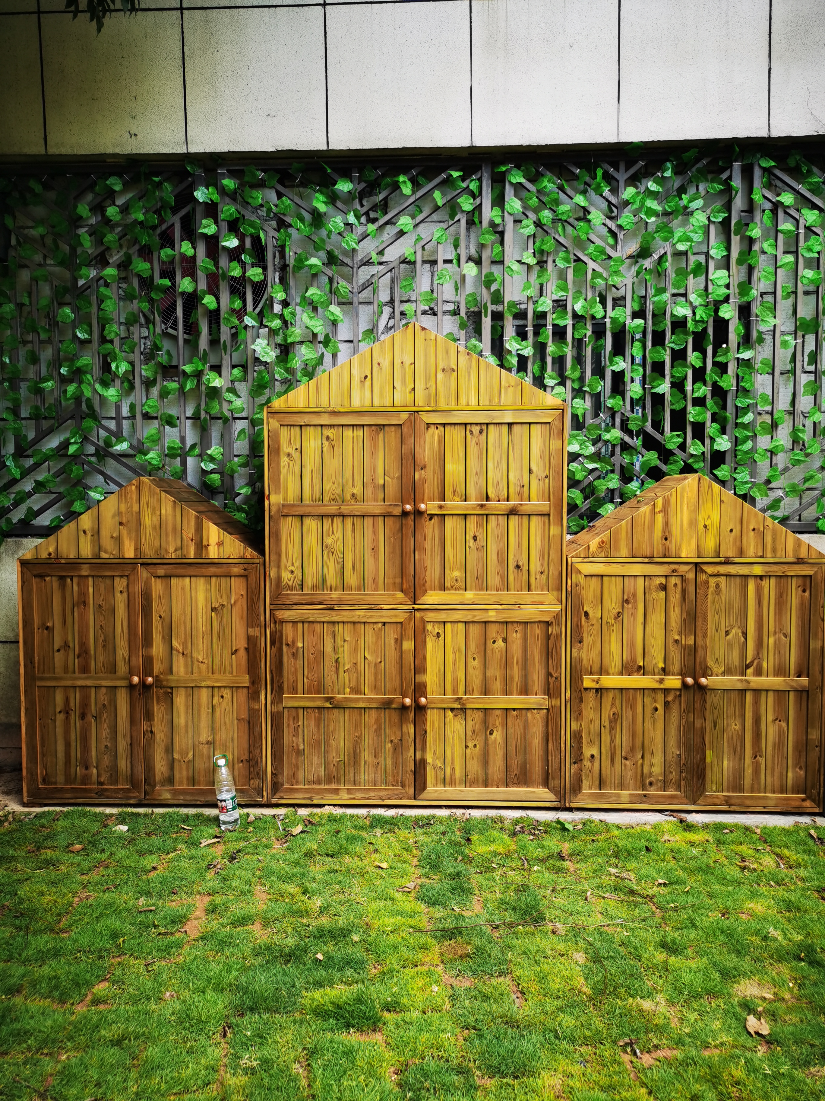 防腐木校园景墙:安全与美观并存的屏障