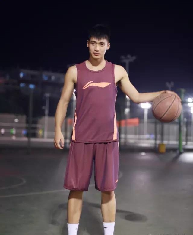 郑州大学篮球体育生王晨曦最新私照