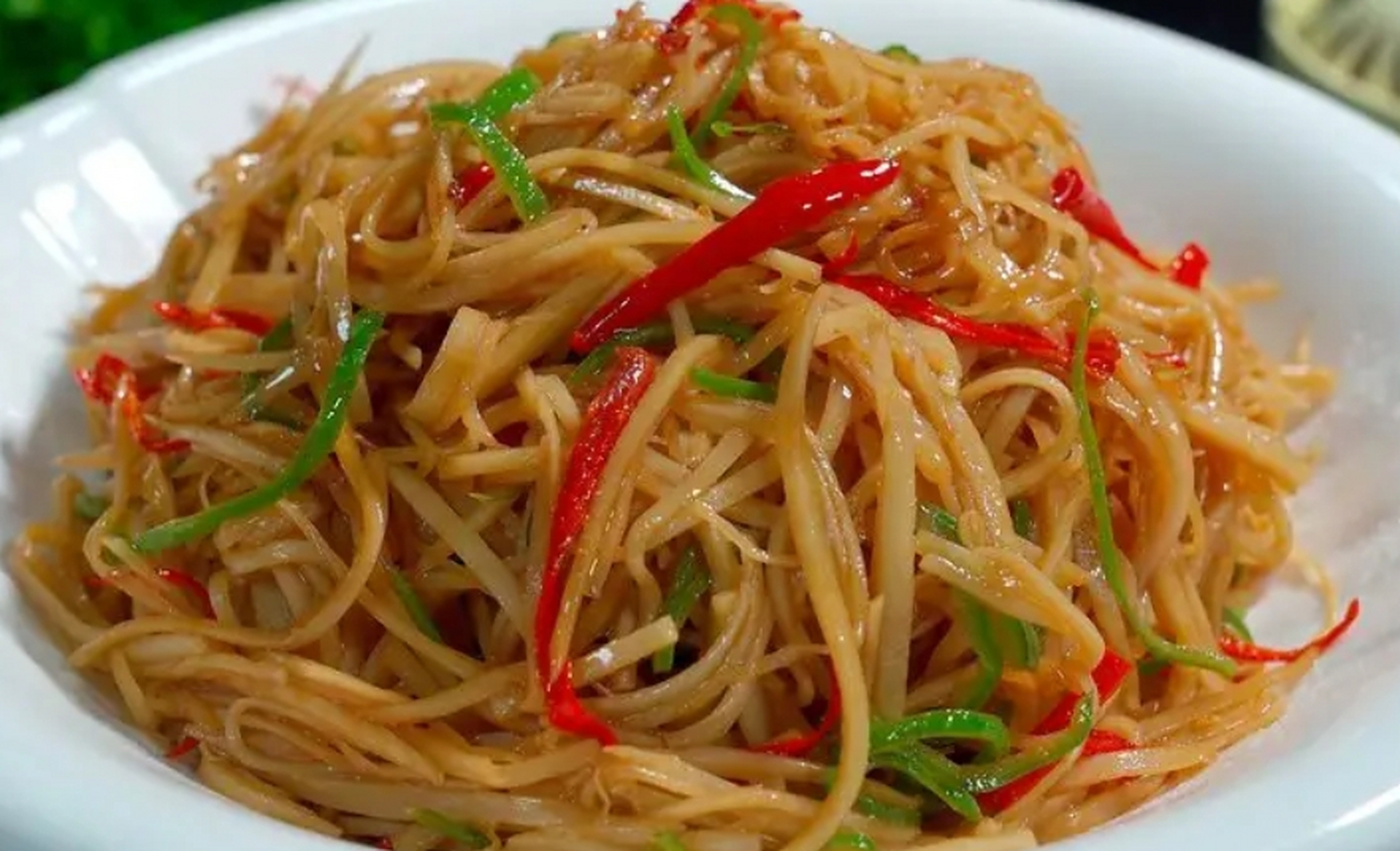 我的美食分享#  素炒藕丝  做法步骤:  1,首先把莲藕去皮后清洗干净