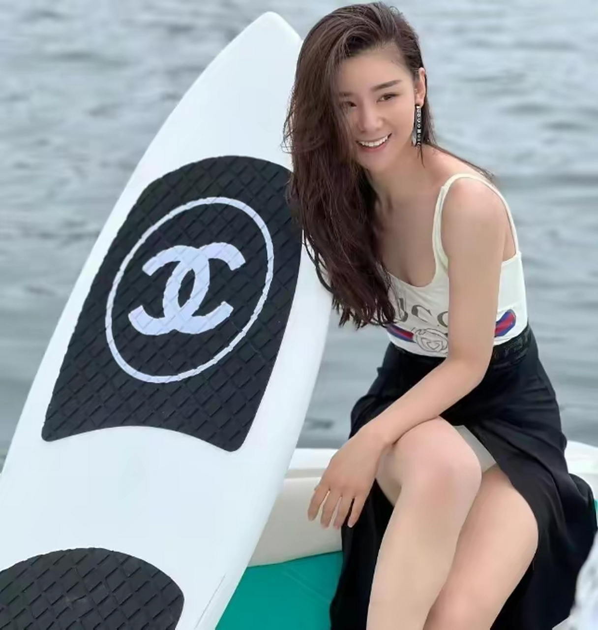 王雷夫妇出海游玩,李小萌全身名牌太抢镜!