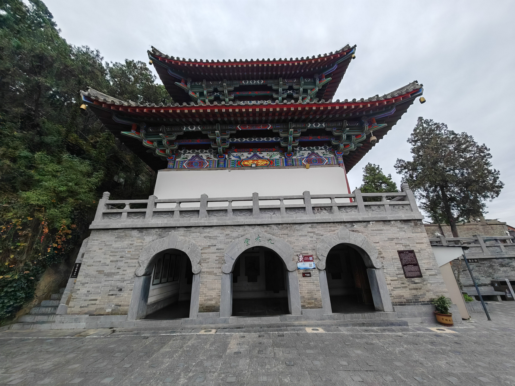 香山寺位于洛阳城南香山(龙门东山)上,紧邻龙门石窟.