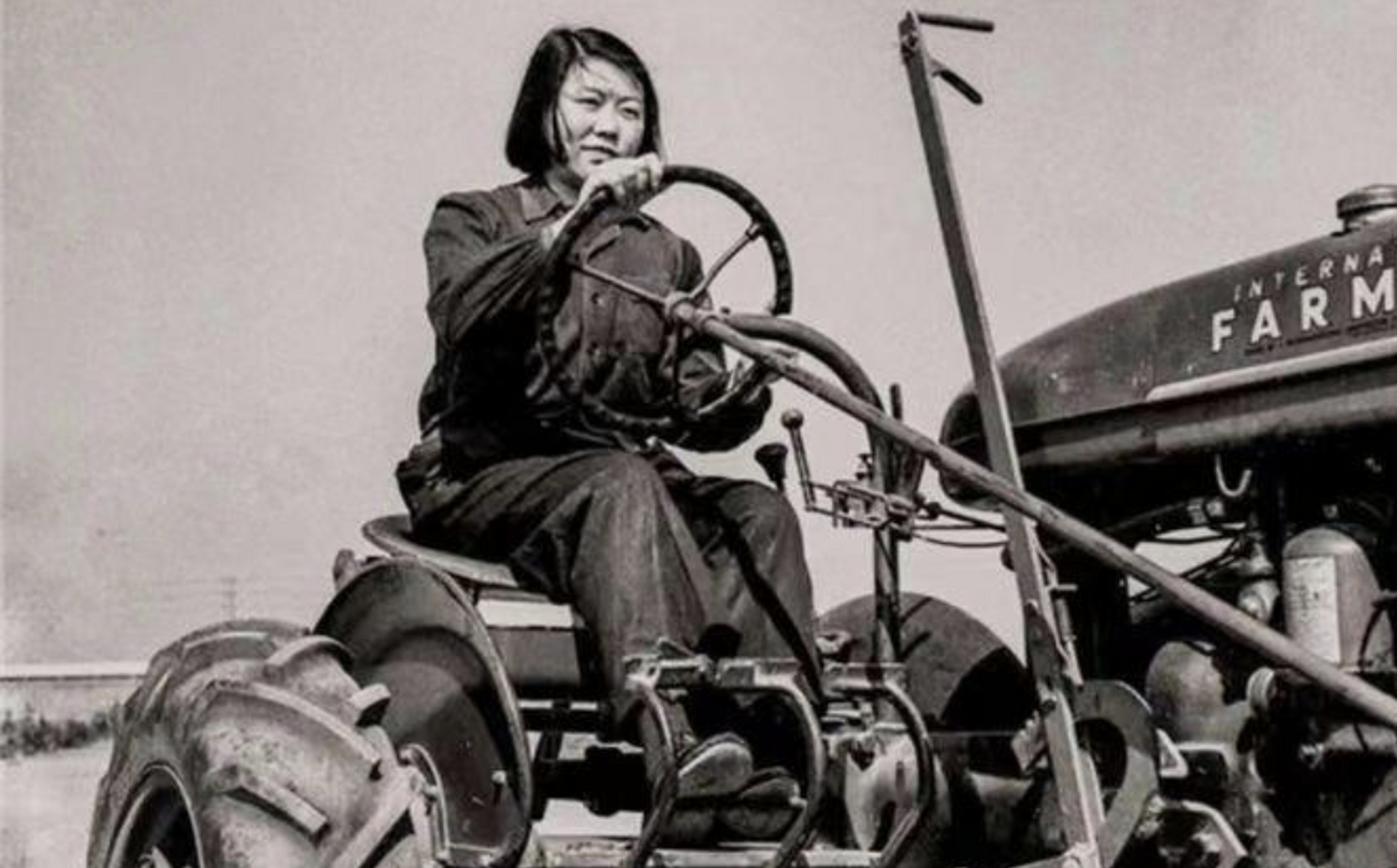 她曾被印在旧款1元纸币上!我国第一位女拖拉机手梁军