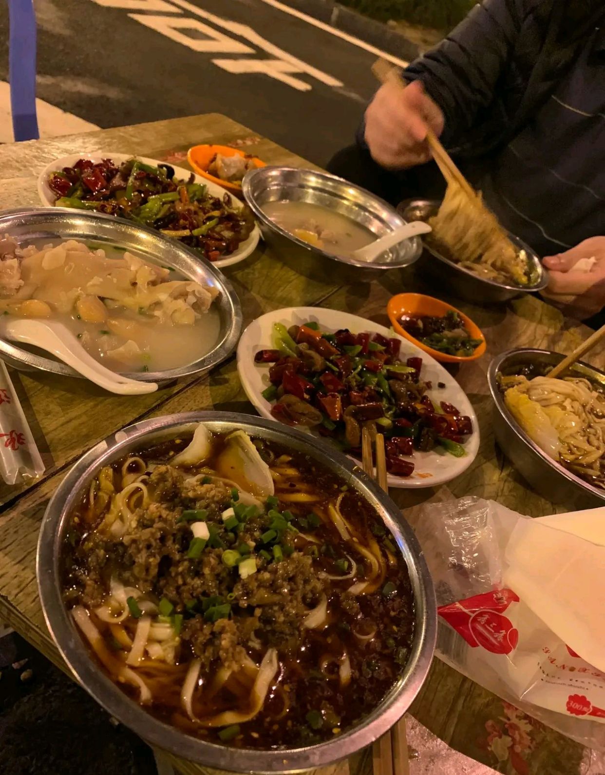 成都5个人凌晨三点,成温立交吃宵夜花190元太便宜了,大家怎么看