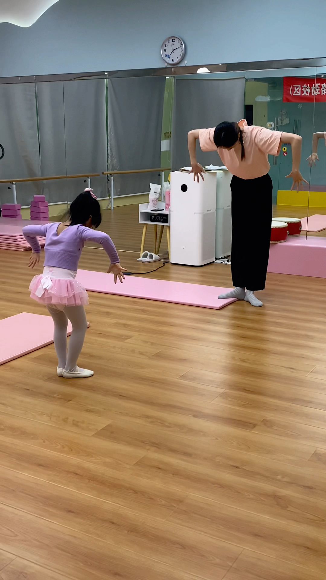 舞蹈课女儿跟老师新学的小蝌蚪找妈妈动作有趣