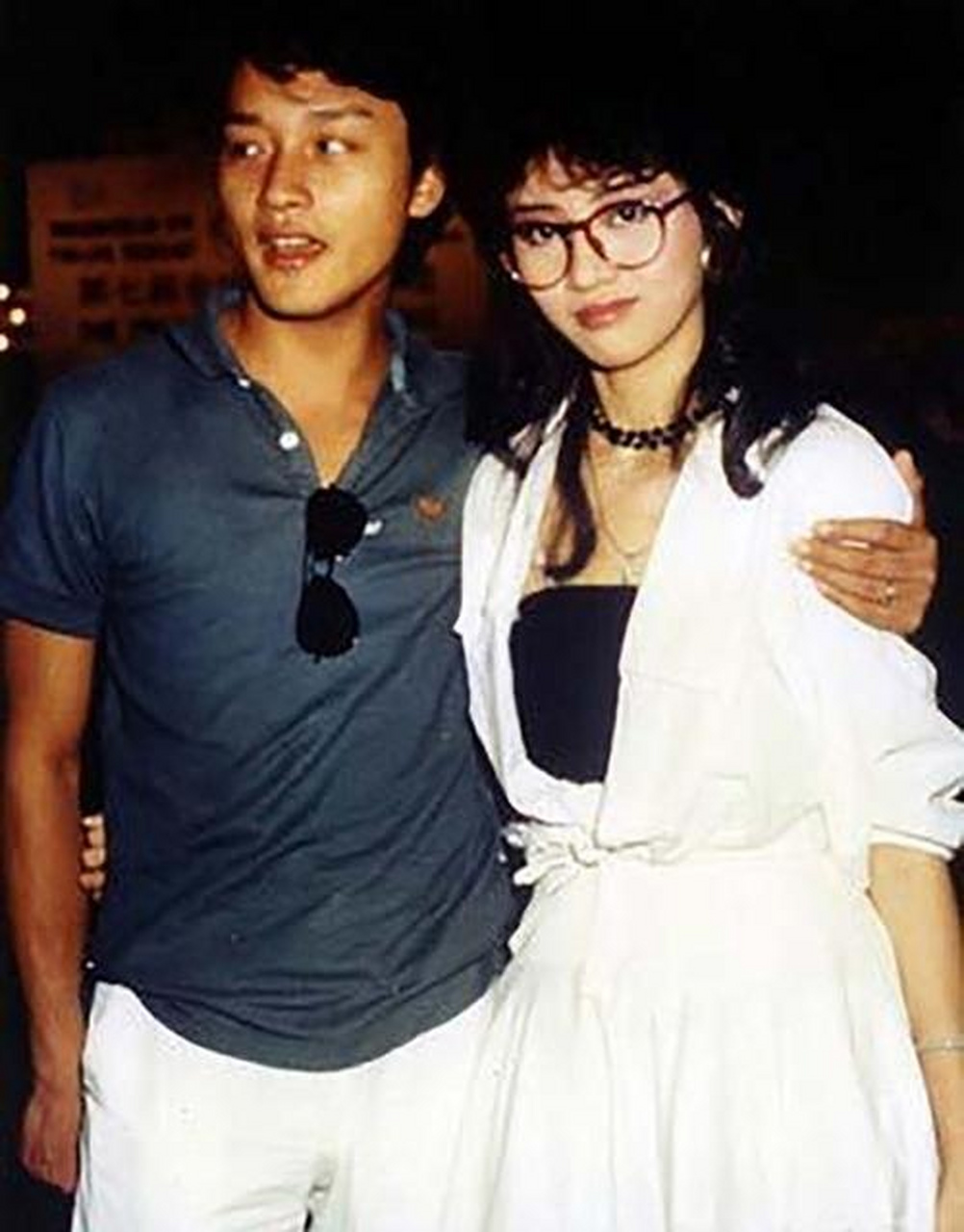 戴眼镜的梅艳芳还是好看,多了一些书卷气息