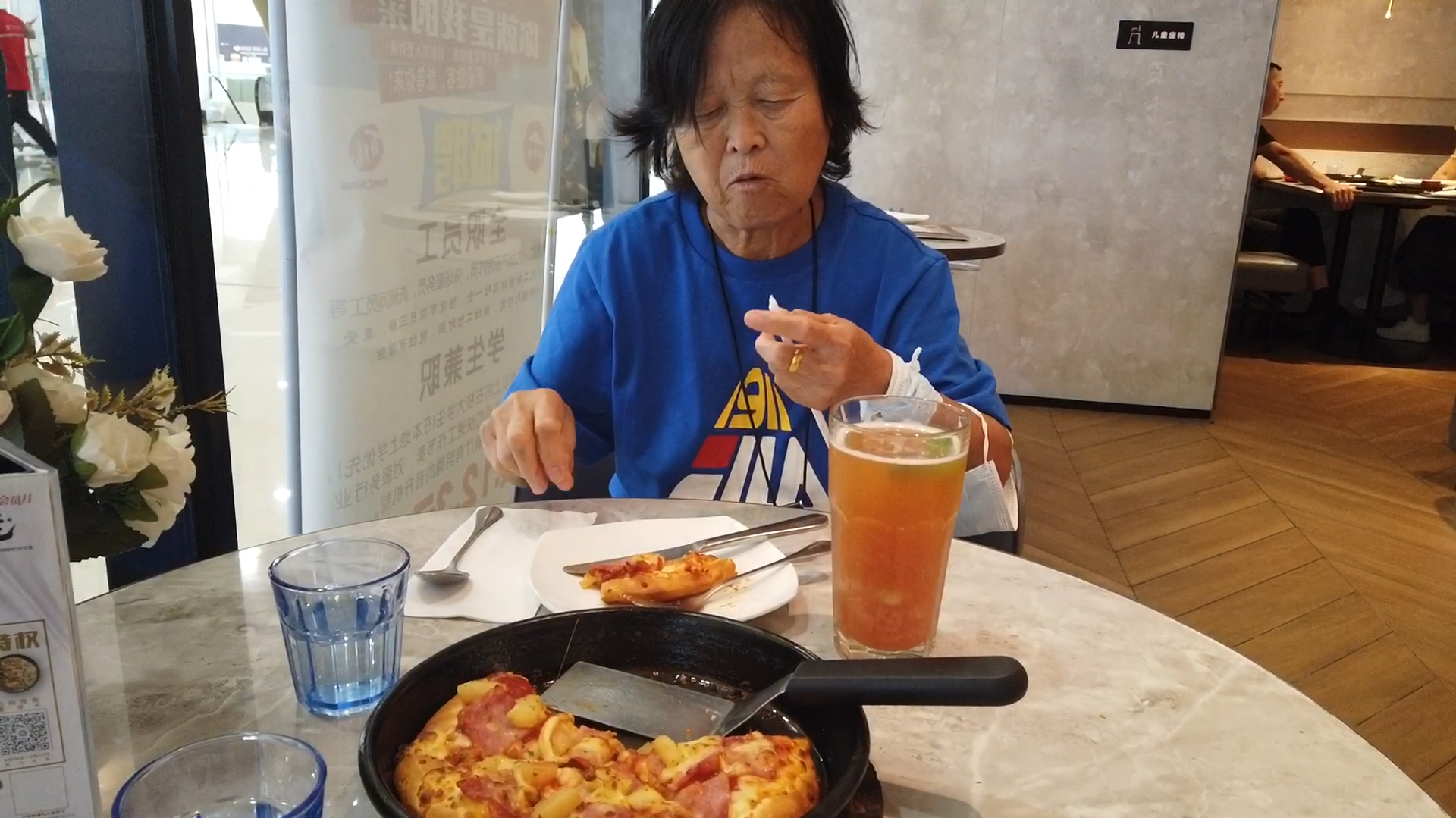 和老妈第一次去必胜客吃披萨,两人消费一百多,味道还行价格小贵