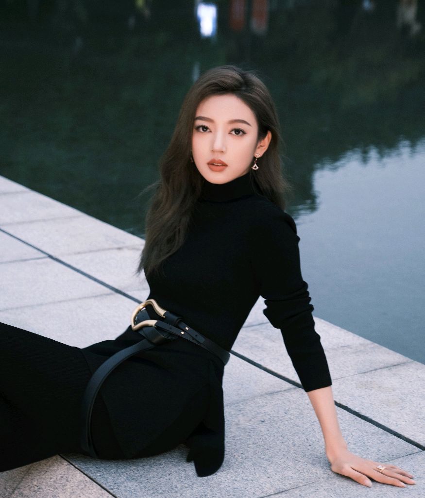 端庄优雅的何瑞贤