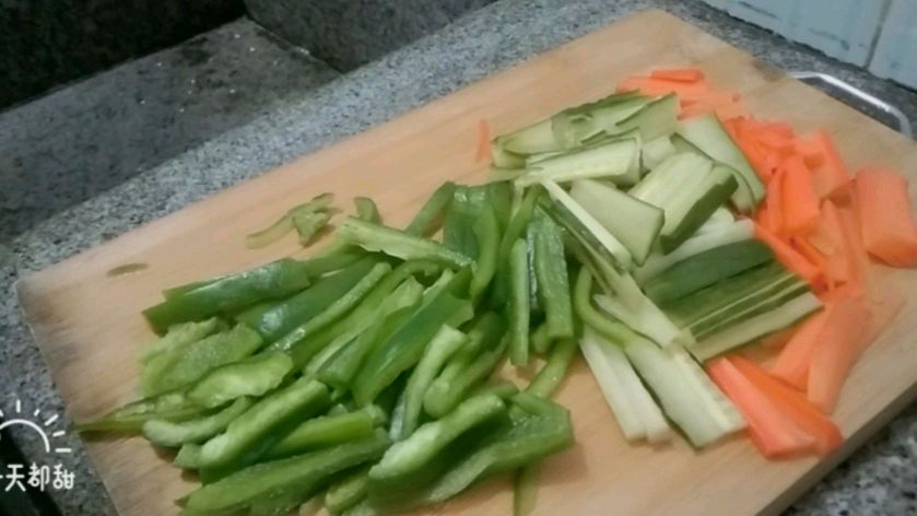 家常炒菜两个鸡蛋半根胡萝卜半根黄瓜一个青椒一起炒了