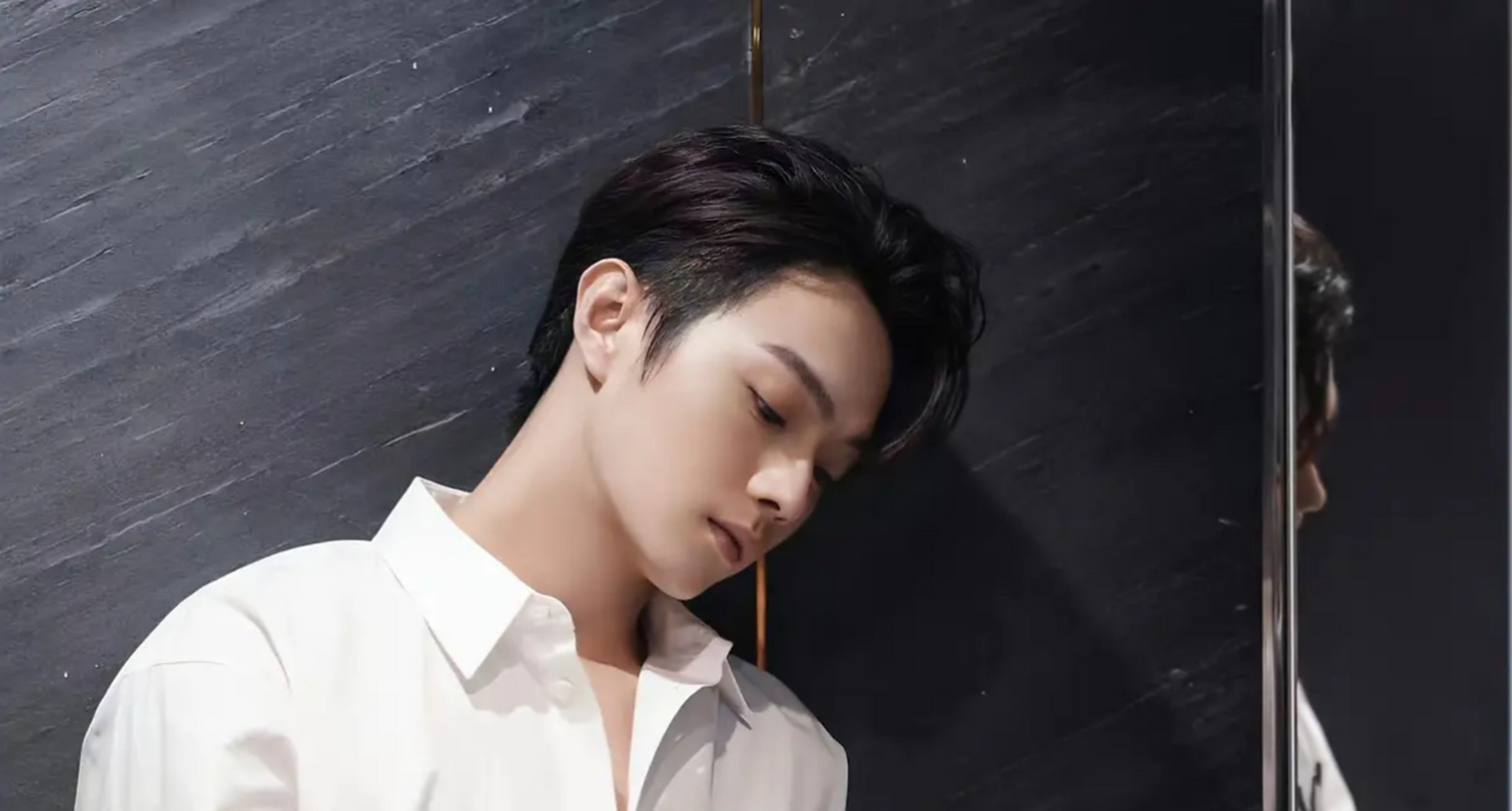 许凯凌晨评论粉丝微博,呼吁不要把辛苦挣来的或家人给的钱花在线下