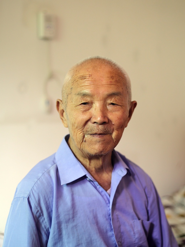 "爷爷的教诲,照亮我前行的道路" 我小时候,爸爸妈妈