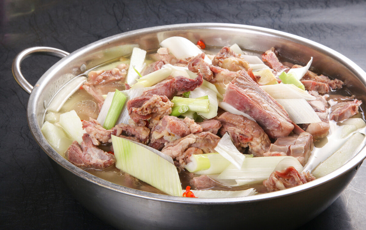 煮羊肉汤时,牢记"3不放加3样"窍门,汤鲜肉香,太解馋了