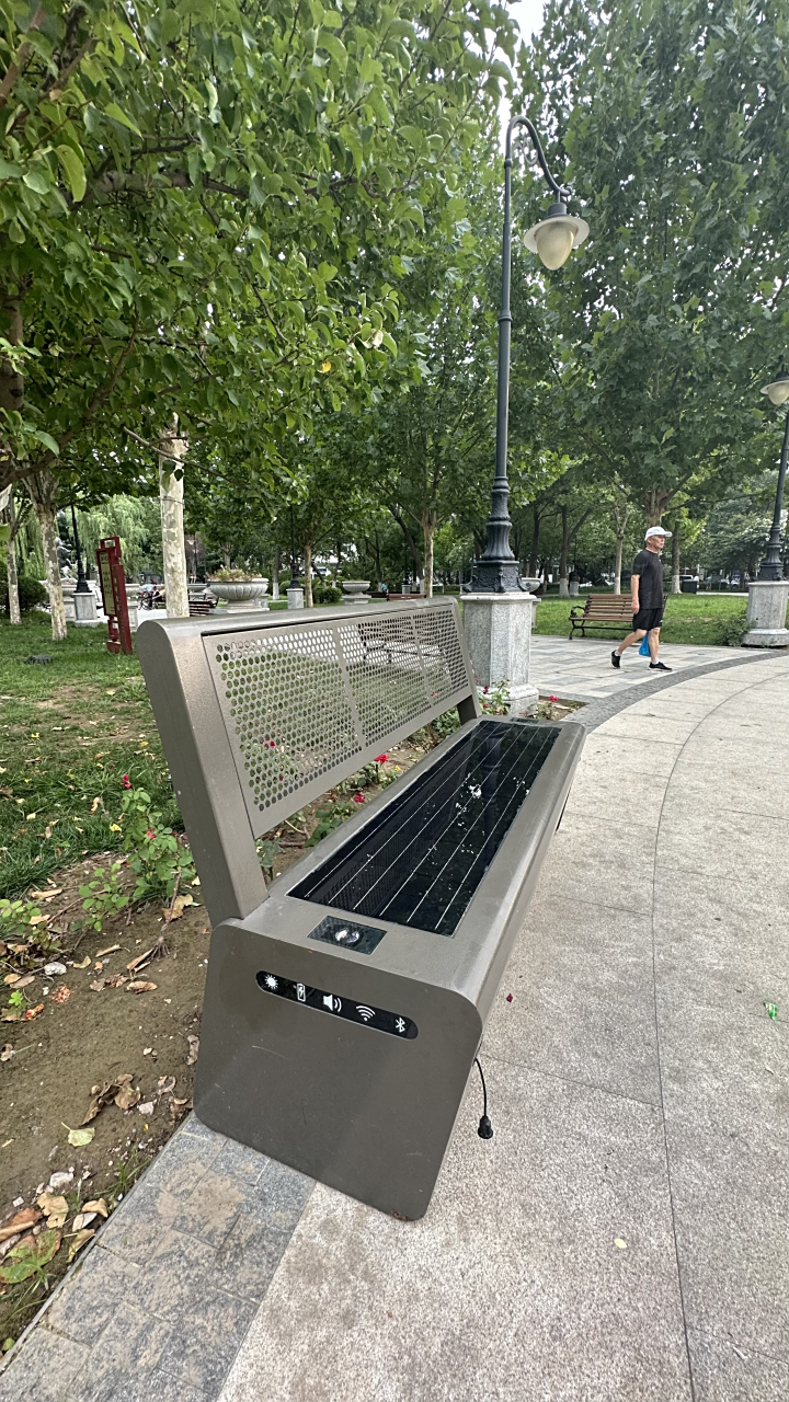 天津中心公园里的太阳能座椅不一般呀!科技感十足