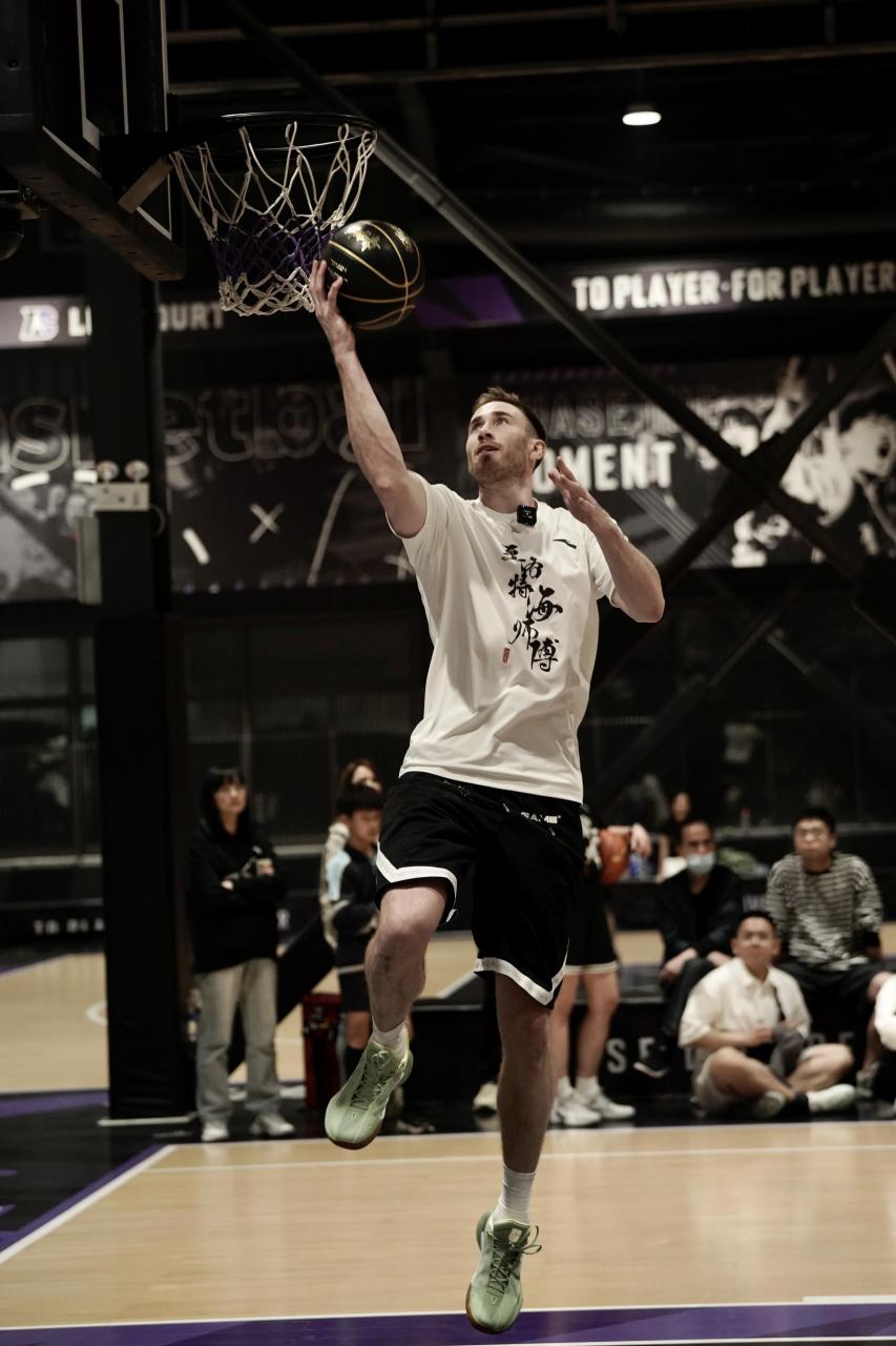 与众位师傅进行训练交流 安踏代言人,黄蜂球员戈登-海沃德近日正在