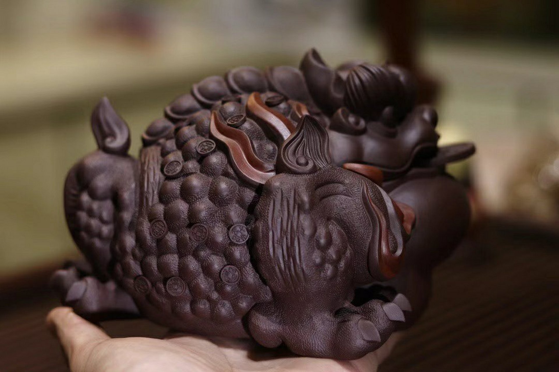 紫砂雕塑『三足金蟾』  总长:15.8cm.总宽:15cm.高:10.8cm.