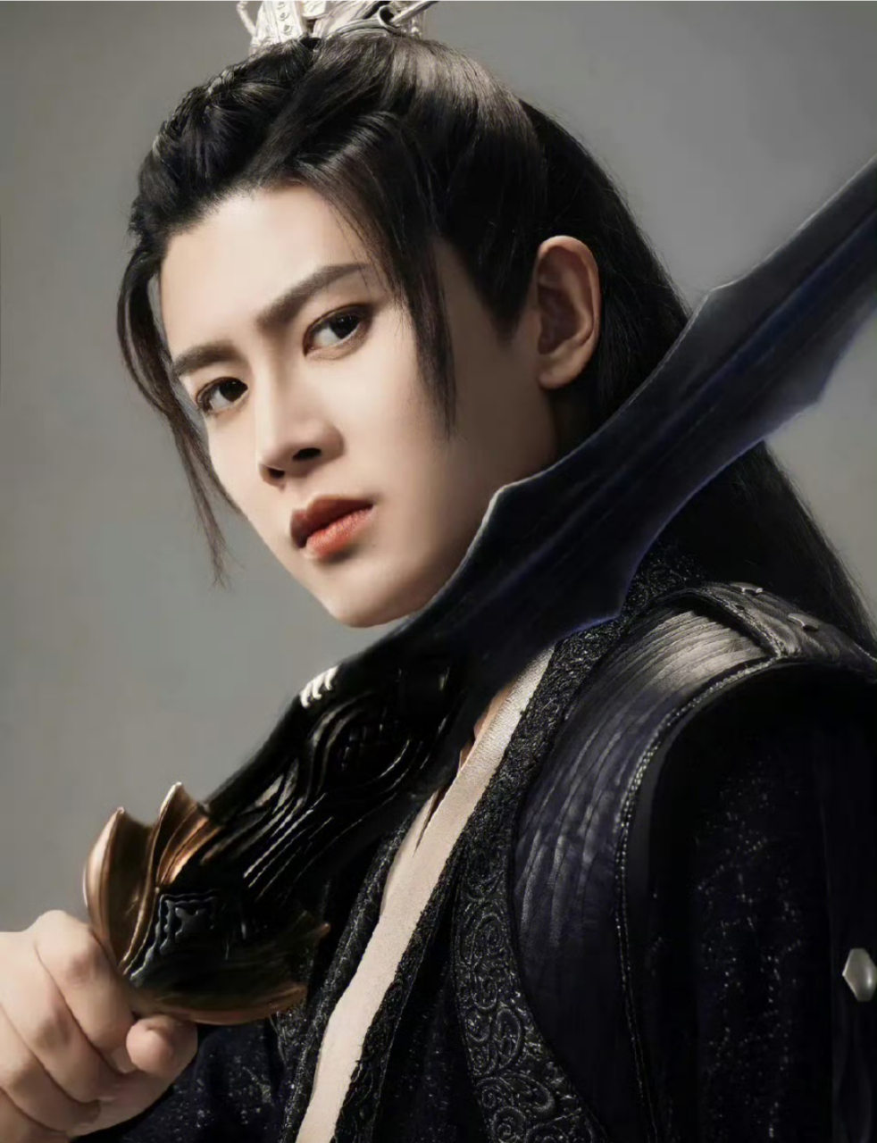 坐在古装评委席的四个男人:罗云熙,任嘉伦,成毅和檀健次,已经被毁掉