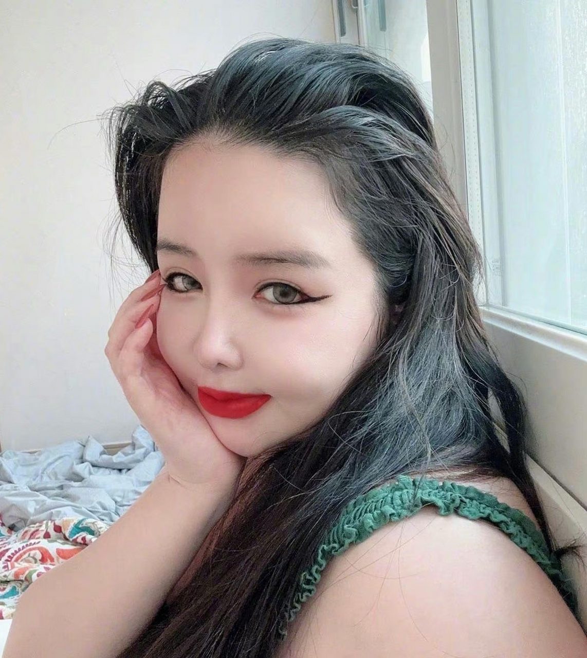 2ne1朴春最新自拍…这姐是发生什么了?一点看不出来是之前女团的!