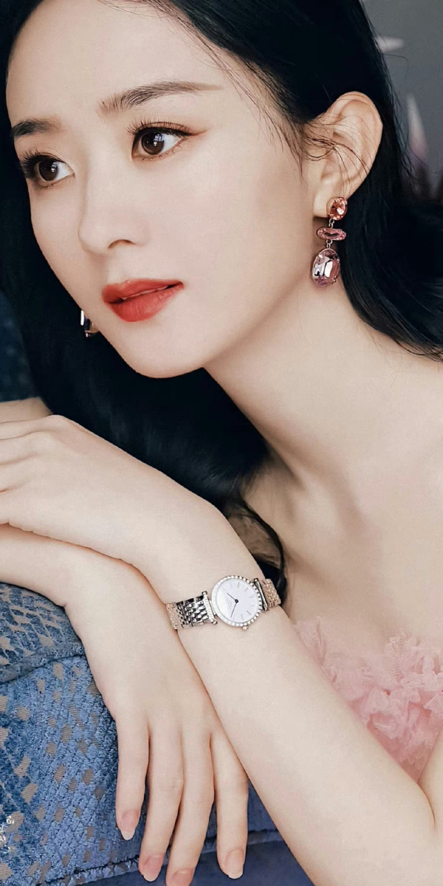 赵丽颖# 一袭粉色抹胸连衣裙,肤白貌美的脸蛋儿,清新甜美,白皙细牡哪