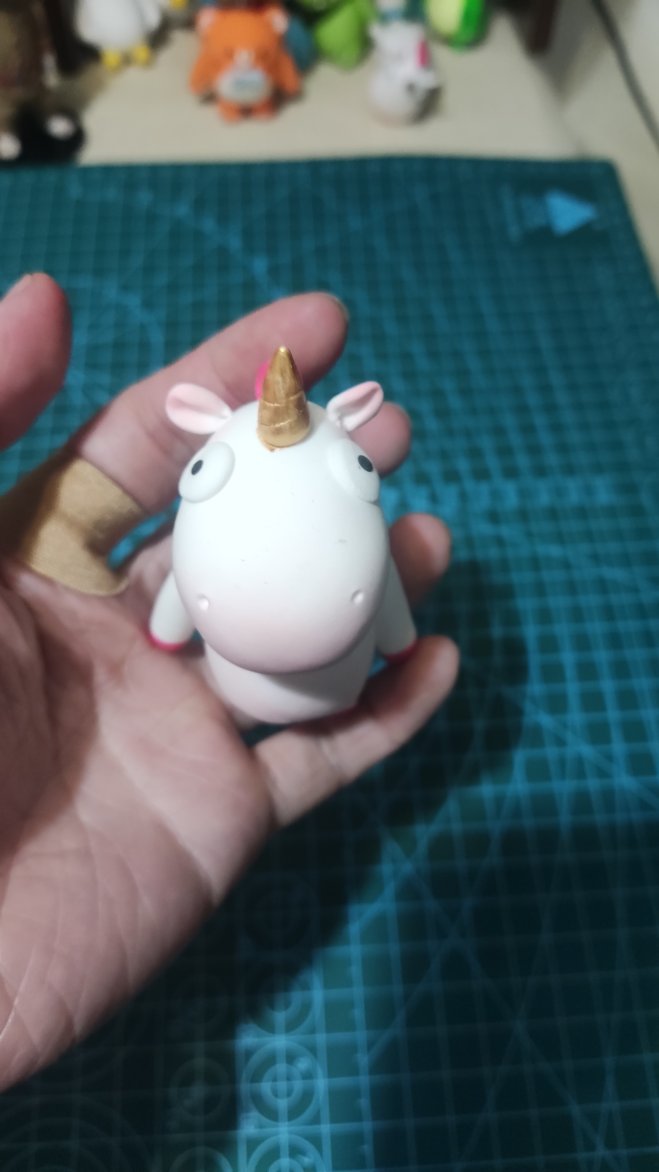 这是一只用超轻粘土制作的独角兽,它拥有洁白无瑕的身体,璀璨夺目的