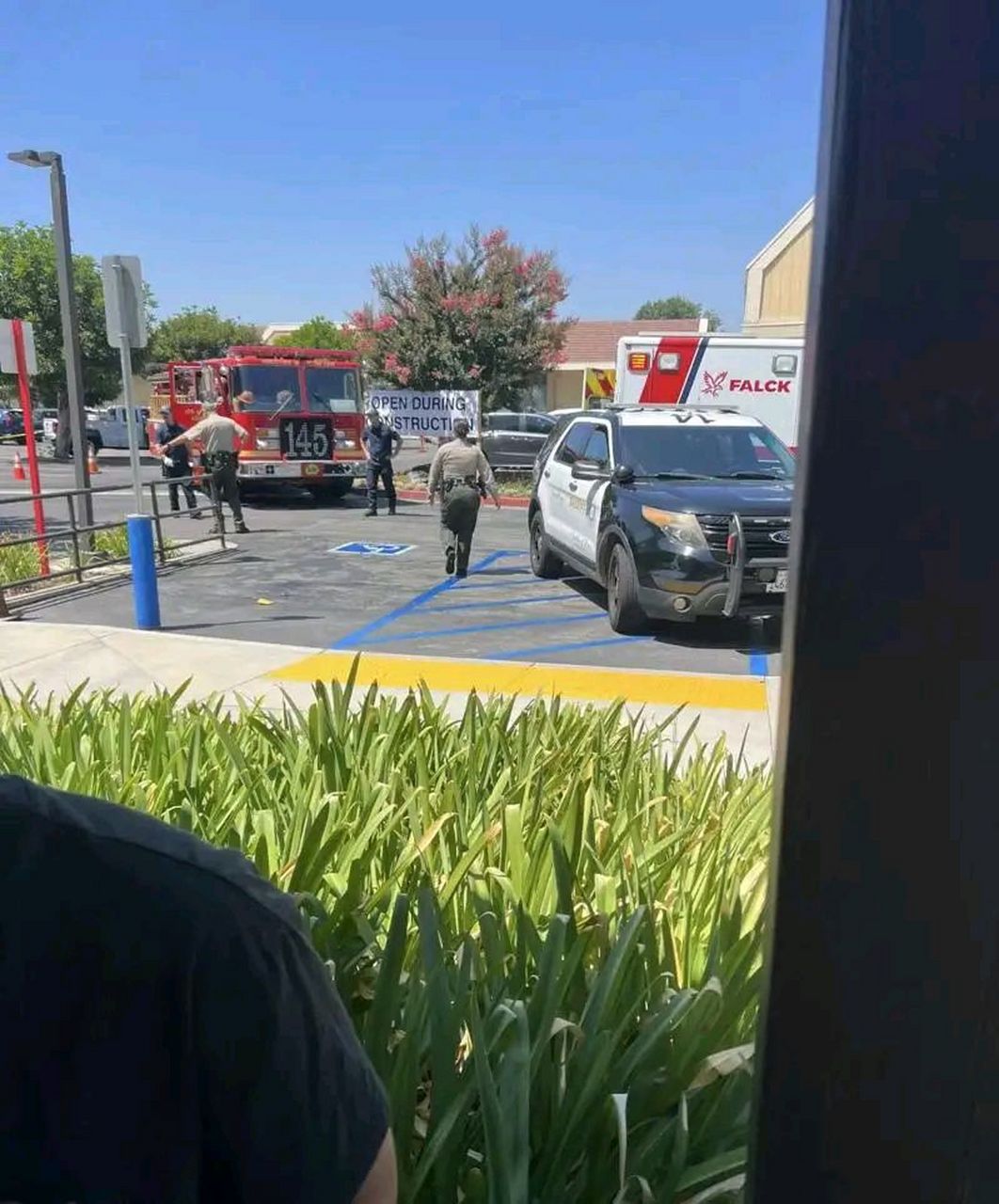 老人在美被抢】美国加州洛杉矶县icon一个亚裔小区,光天化日一起抢劫