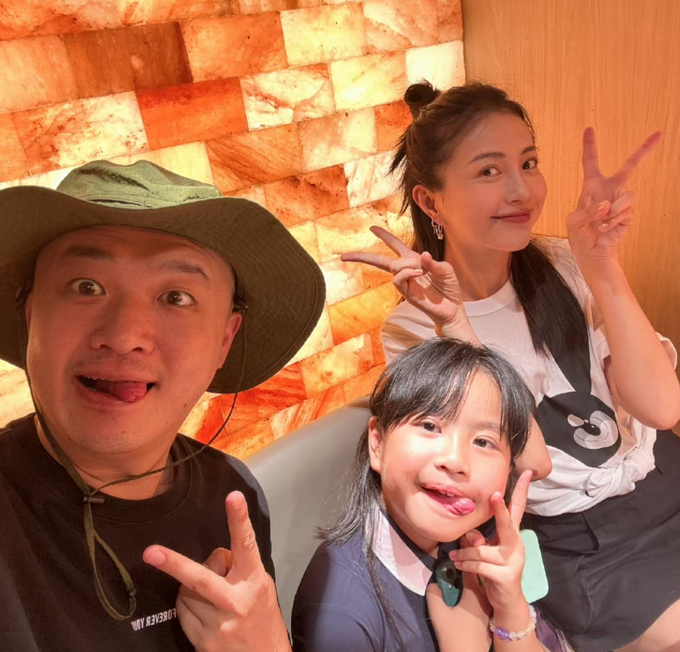 包贝尔分享一家三口温馨日常,女儿包可艾在公园河边玩水,看花,小小