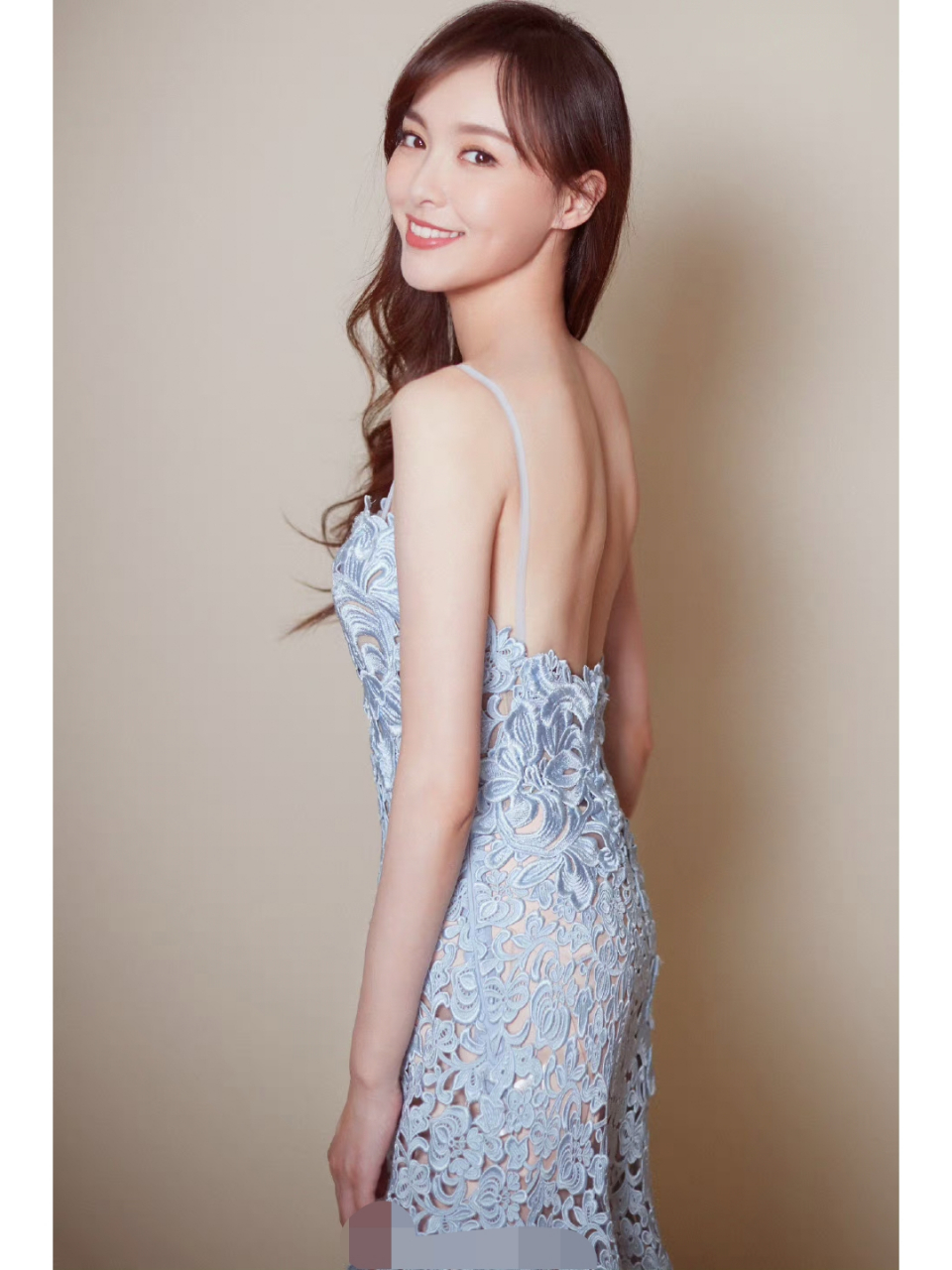 唐嫣一袭蓝色镂空裸背裙尺度大开,罕见秀出美背,搭配上大波浪卷发