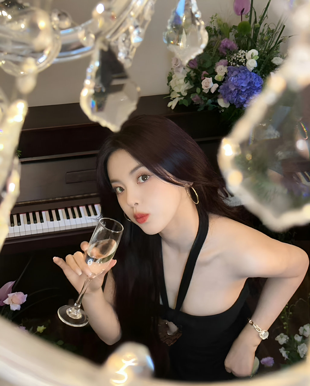 杨超越身穿黑色吊带裙,展现出了她甜美可爱的一面,同时又散发出性感