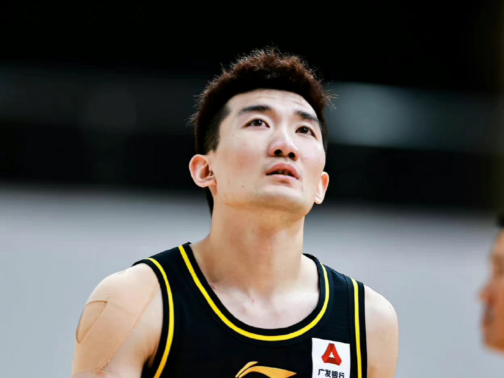 孙铭徽晒照祈福 无缘国家队安心养伤  北京时间2月13日消息,广厦男篮