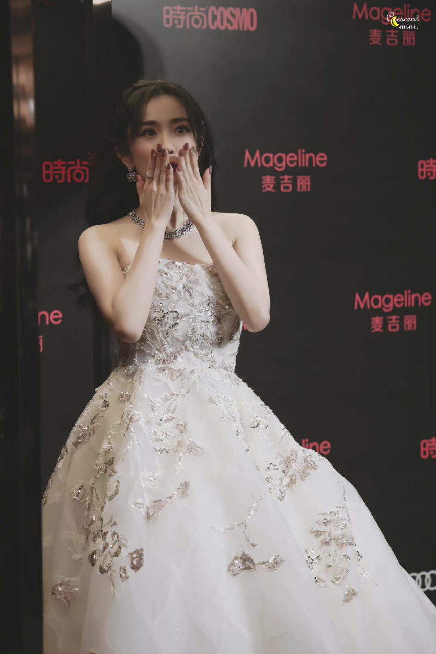 杨幂走红毯美照,身穿白色公主裙甜美迷人,优雅大方,女神依旧魅力四射!